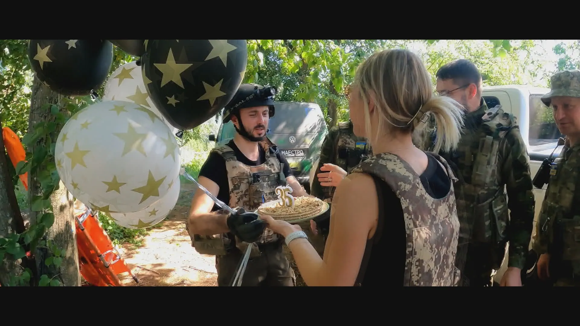 Taras celebrates his 35th birthday on the frontline with cake and balloons